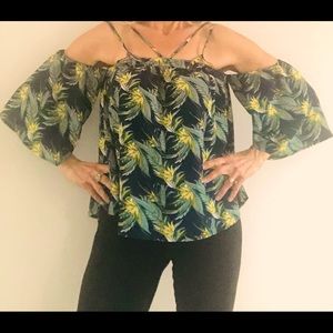 Off-shoulder party-top